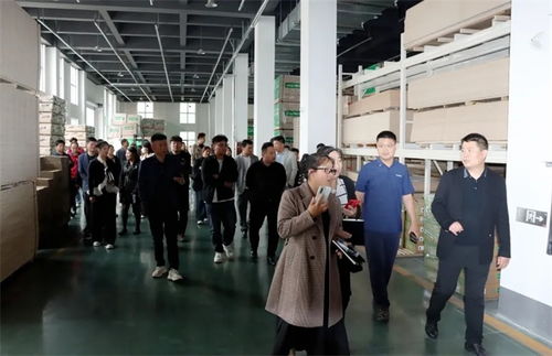 臨沂優(yōu)秀定制工廠代表團(tuán)蒞臨千山板材總部參觀交流，共探裝飾材料新發(fā)展